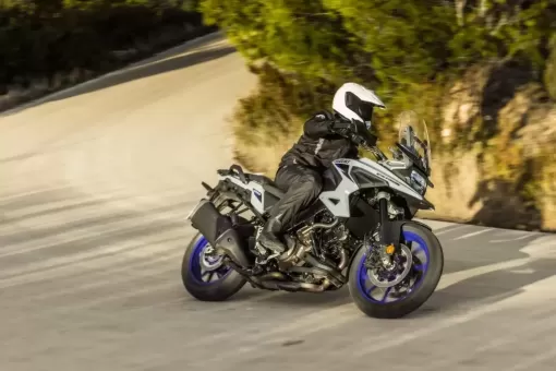 v-strom-1050-my24-action-2.webp